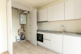 <p>Dit appartement is gelegen op een toplocatie in 2018. Dankzij de uitstekende ligging sta je in een mum van tijd in het stadscentrum en geniet je van de gezellige sfeer van de vele terrasjes en restaurants op de Dageraadplaats, op slechts enkele stappen afstand.</p><p>Het appartement beschikt over een aangename leefruimte met een open keuken, die rechtstreeks uitgeeft op het terras. Aansluitend aan de keuken bevindt zich een praktische berging. Verder omvat het appartement een slaapkamer met aansluitende badkamer met inloopdouche.</p><p> Gemeenschappelijke kosten: 95 euro per maand. Heeft u interesse in dit leuke appartement? Vraag uw bezoek aan via onze website.</p>
