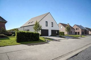 <div>
<div>
<div>
<div>
<div>Ontdek deze 2 prachtige instapklare halfopen woningen, ontworpen met oog voor comfort, moderniteit en energiezuinig wonen.<br /><br />Dankzij het uitstekende EPC A genieten deze woningen van een laag energieverbruik en een optimaal wooncomfort. Ze beschikken over een inkomhal met toilet, een lichtrijke leefruimte met open ingerichte keuken, een garage met washoek, twee mooie slaapkamers en een moderne badkamer.<br /><br />De kwalitatieve afwerking, duurzame materialen en de volledig aangelegde buitenomgeving (gazon, afsluitingen, terras in gepolierd beton en voortuin met grind) zorgen voor een elegante en tijdloze uitstraling.<br /><br />Gelegen in een rustige en groene omgeving is dit project ideaal voor wie op zoek is naar een instapklare woning zonder compromissen op vlak van kwaliteit.<br /><br />Troeven :<br />• EPC A – energiezuinig wonen<br />• Sleutel-op-de-deur<br />• Halfopen bebouwing – veel lichtinval en privacy<br />• Hoogwaardige materialen<br />• Volledig aangelegde buitenomgeving<br />• Toporiëntatie van het terras: ZUID<br /><br />Meer info? Contacteer guido@immobeguin.be / 0475 70 36 19</div>
</div>
</div>
</div>
</div>
<div>
<div>
<div>
<div></div>
</div>
</div>
</div>