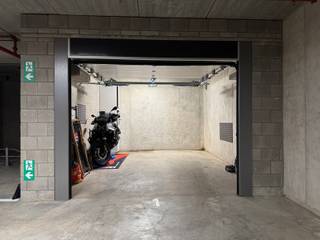 <span>Ondergrondse garagebox met automatische poort gelegen op gunstige locatie te Oogstraat in Berchem.</span><br /><br /><span>3,9m breed en 5,1m diep.</span><br /><br /><span>Voor bijkomende informatie en/of een bezoek, kan u ons steeds contacteren.</span><br /><br /><span><strong>BIJZONDERHEDEN;</strong></span><br /><span>* Gelegen in een recent gebouwde residentie</span><br /><span>* Voorzien van een automatische poort</span><br /><span>* Ruime parking</span><br /><span>* Onder registratierechten</span><br /><span>* Beschikbaar bij akte</span>