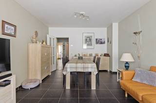 <p><span>Dit instapklaar appartement op het gelijkvloers met één slaapkamers bevindt zich in een kleinschalig gebouw met slechts drie entiteiten. Dankzij de combinatie van comfort, praktische voorzieningen en het ontbreken van gemeenschappelijke kosten is dit een interessante opportuniteit, zowel voor eigen bewoning als voor wie op zoek is naar een investering. </span></p><p><span> </span></p><p><span>Het appartement omvat een centrale hal die toegang biedt tot de woonkamer aan de voorzijde. Verder beschikt het over één slaapkamer, een badkamer, een afzonderlijk toilet en een aparte berging. De keuken geeft rechtstreeks toegang tot de gezellige koer, een fijne buitenruimte om even tot rust te komen. </span></p><p><span> </span></p><p><span> Ook op technisch vlak zijn er verschillende troeven. De verwarming gebeurt op aardgas via een hoogrendements-gascondensatieketel en de elektrische installatie is conform. Daarnaast wordt het dak volledig gerenoveerd en geïsoleerd, wat een belangrijke meerwaarde vormt voor het gebouw.</span></p><p><span> </span></p><p><span>Tot slot is er nog een privatieve kelderberging aanwezig, ideaal voor extra opslagruimte. </span></p><p><span> </span></p><p><span>Een veelzijdig appartement met tal van praktische troeven, zonder gemeenschappelijke kosten en geschikt als nieuwe thuis of als interessante investering! </span></p>
