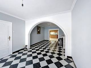 Deze robuuste, maar tegelijk gezellige woning is gelegen in het charmante Geraardsbergen en biedt een aangename combinatie van ruimte...