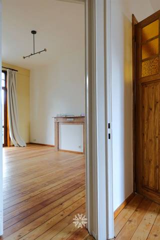 <p><span>GENT - K. Elisabethlaan 54: Op zoek naar een</span><span> gerenoveerd appartement te huur aan station Gent? </span><span>Dan is dit pand mogelijk iets voor u.</span></p><p><span> </span></p><p><span>De belangrijkste troeven in een notendop: </span></p><ul><li><span>Gerenoveerd appartement (airco voorzien)</span></li><li><span>Energiezuinig appartement</span></li><li><span>Gelegen op 100m van Station Gent-Sint-Pieters</span></li><li><span>Vlotte verbinding naar de stadscentrum met het openbaar vervoer of per fiets</span></li></ul><p><span> </span></p><p><span>Indeling:</span></p><p><span>Het appartement bevindt zich op de tweede verdieping van het gebouw, zonder lift. </span></p><p><span>Omvat: Inkomhal met apart toilet, badkamer (douche, wasmeubel en aansluiting wasmachine). De open leef-en eetruimte biedt toegang tot de geïnstalleerde keuken , slaapkamer.</span></p><p><span> </span></p><p><span>Huurprijs: € 895 + € 55 forfait gemeenschappelijk kosten en eigen water. Elektriciteit afzonderlijk af te rekenen. </span></p><p><span>Beschikbaar vanaf heden. Domicilie verplicht.</span></p><p><span> </span></p><p><span>Neem contact op met Axel Lenaerts makelaars voor een bezoek via onze website.</span></p>