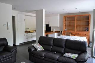 INDELINGInkomhal ca. 5m² - donkergrijze keramische tegelvloer - glazen deur naar livingGastentoilet ca. 1 m² - donkergrijze keramische tegelvloer -...