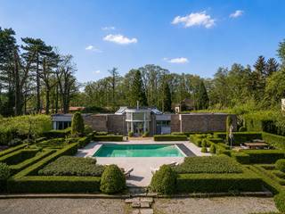 Vous êtes à la recherche d’une villa d’architecte unique où le calme, l’intimité et le confort occupent une place centrale ? Cette exceptionnelle villa de plain-pied, conçue par l’architecte Michel Grandsard, saura sans aucun doute vous séduire.
Située dans le très prisé quartier résidentiel de Kapellenbos, cette propriété de caractère est implantée sur un magnifique terrain de 2.038 m². Elle allie une architecture intemporelle à un jardin exceptionnel et offre une qualité de vie rare dans un environnement verdoyant et résidentiel.
Dès l’entrée, vous découvrez un vaste hall avec vestiaire et toilette invités menant à un lumineux espace de vie agrémenté d’un chaleureux feu ouvert. Les grandes baies vitrées offrent une vue imprenable sur le jardin paysager. La salle à manger s’intègre harmonieusement à la cuisine fonctionnelle.
La maison dispose actuellement de deux spacieuses chambres avec la possibilité d’aménager facilement une troisième chambre ou un espace bureau.
À l’extérieur, vous profitez d’un magnifique jardin arboré avec étang d’agrément, piscine et plusieurs terrasses où vous pourrez vous détendre en toute tranquillité. Grâce à la clôture complète et au portail automatique, vous bénéficiez d’une intimité et d’une sécurité optimales.
La propriété comprend également un garage intégré, une cave à vin aménagée ainsi que plusieurs emplacements de parking privatifs.
PEB : label E – obligation de rénovation applicable.
Une opportunité rare pour les amateurs d’un cadre de vie exclusif dans l’un des quartiers résidentiels les plus recherchés de Kapellen.
Intéressé(e) ? Contactez Immo LEY au 03 535 20 00 ou par e-mail à info@immoley.be pour plus d’informations ou pour organiser une visite.