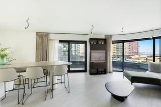 Dit recent en kwalitatief afgewerkt appartement maakt deel uit van het prestigieuze complex Heldentoren en combineert hedendaags comfort met licht, ruimte en een mooi zeezicht.<br /><br />De leefruimte met open keuken is ruim en lichtrijk dankzij de grote raampartijen. Vanuit de woonkamer geniet je van een open zicht richting zee. Het aansluitende terras biedt voldoende plaats om comfortabel buiten te zitten.<br /><br />Het appartement beschikt over twee volwaardige slaapkamers, elk met een eigen douchekamer voorzien van lavabomeubel en inloopdouche. Daarnaast is er een apart toilet en zijn er twee praktische bergingen, wat zorgt voor extra gebruiksgemak.<br /><br />Met een EPC-label A is dit appartement bijzonder energiezuinig en volledig toekomstgericht. Er is bovendien een privatieve fietsenstalling voor twee fietsen inbegrepen.<br /><br />Er is eveneens mogelijkheid tot aankoop van:<br />– een ondergrondse autostaanplaats <br />– een privatieve kelderberging met elektriciteitsaansluiting <br /><br />Een eigendom dat zich perfect leent als vaste woonst, comfortabel tweede verblijf of interessante investering aan zee.