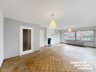 Dit op te frissen hoek appartement is gelegen in een rustige straat nabij Kristus Koning en beschikt over twee ruime slaapkamers. Het pand biedt een bewoonbare oppervlakte van 86 m² en buiten geniet u van 3 gezellige terrasjes.<br /><br />Het appartement maakt deel uit van een kleinschalige residentie. De aanwezigheid van een condensatieketel op aardgas zorgt voor een efficiënte en moderne verwarming, wat het comfort ten goede komt. Dankzij de 2 ruime slaapkamers ( 14.25 m2 - 11.7 m2 ) is er voldoende plaats voor tweepersoonsbed. Door de goede ligging en de praktische indeling is het een ideale investering voor wie houdt van rust en tegelijkertijd nabijheid van voorzieningen wenst. Een unieke kans om te wonen in het charmante Brugge.<br /><br />Troeven ;<br />* gegeerde ligging te Kristus Koning<br />* ruim hoek appartement<br />* 2 royale slaapkamers <br />* nieuwe condensatieketel op aardgas<br />* 3 terrasjes<br />* epc : label C 207 kWh /m2 jaar ( geen renovatieplicht )<br /><br />Voor meer info bel : 050/333973 - 0476/270379 ( buiten kantooruren )