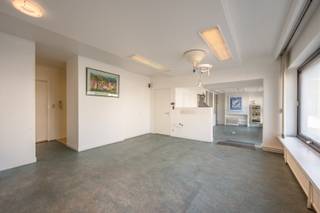 Res. Sombrero – Uniek hoekpand op toplocatie nabij de Zeedijk te Zeebrugge.<br />Ontdek dit uitzonderlijke gelijkvloerse pand op de hoek van de Brusselstraat en de Sint-Thomas Morusstraat in Zeebrugge – op een steenworp van het strand.<br />Met een totale oppervlakte van 165 m² biedt deze voormalige dokterspraktijk met woongedeelte tal van mogelijkheden voor herbestemming: praktijkruimte, kantoor, woonst (mits vergunning) of een combinatie. Dankzij de dubbele toegang (langs beide straten) én de strategische hoekligging geniet het pand van een overvloed aan lichtinval en een uitstekende zichtbaarheid.<br />Extra troef: een ruime kelderberging die zorgt voor handige opslagmogelijkheden.<br />Een buitenkans voor wie op zoek is naar een karaktervolle locatie met potentieel, vlakbij de Zeedijk.<br />Bezoek sterk aanbevolen om de indeling en mogelijkheden zelf te ervaren.<br />Ref. A556