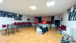 <p>Bij ImmoFusion 7/7 “open huis” : klik op onze 3D-TOUR.</p>
<p>Ervaar vastgoed alsof je er zelf doorloopt!</p>
<p>https://my.matterport.com/show/?m=youFjrsRSJX</p>
<p>https://my.matterport.com/show/?m=UbbVXBhtWvu</p>
<p> </p>
<p>Opbrengsteigendom in Heusden-Zolder - Geweldige Investeringskans!<br /><br />Bent u op zoek naar een unieke kans om uw financiële toekomst te verzekeren? Dan is dit opbrengsteigendom in het hart van Heusden- Berkenbos precies wat u zoekt!<br /><br />Dit eigendom omvat :<br /><br />1: Handelsruimte <br />2: uitzonderlijk grote zaal!<br />3: vergunde appartement <br />4: vergunde appartement <br />5: 2 studio's thans onvergund<br /><br />Deze opbrengsteigendom is momenteel volledig verhuurd, behalve de handelsgelijkvloers aan de linkerzijde; deze heeft ook een aparte ingang.<br /><br />De huurinkomsten betekenen dat u onmiddellijk kunt genieten van stabiele huurinkomsten met eventueel een eigen zaak gecombineerd. Het pand is ook onderhouden en klaar voor een nieuwe eigenaar om te profiteren van het uitstekende rendement op de investering.<br /><br />De grote zaal biedt tal van mogelijkheden en bevindt zich op de gelijkvloerse verdieping.<br /><br />De 2 appartementen op de eerste verdieping zijn sober en hebben elk 2 slaapkamers. De daarbovengelegen studio’s kunnen gebruikt worden als extra bergruimte.<br /><br />De locatie in Heusden-Zolder is een grote troef, met goede bereikbaarheid, openbaar vervoer in de buurt en tal van voorzieningen op wandelafstand. Dit maakt het aantrekkelijk voor zowel potentiële huurders als toekomstige investeerders.<br /><br />Mis deze kans niet om te investeren in uw financiële toekomst. Neem vandaag nog contact met ons op voor meer informatie en om een bezichtiging te regelen.<br /><br /><br />Pluspunten:<br />- Opbrengsteigendom<br />- Vergunde zaal van 300m²<br />- 4 vergunde nummers!<br />- Centrale ligging<br />- Veel potentieel!<br /><br /><span>Voor een bezichtiging ter plaatse of meer info, bel ons op 078/78.78.70, of kom gewoon binnen op ons kantoor, steeds welkom!</span></p>