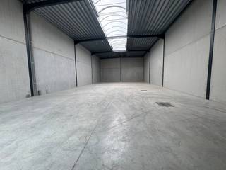 Troeven van het pand:*Een vrije hoogte van 6,2 meter, wat de mogelijkheid biedt voor een tussenverdieping (extra stock of kantoor).*Voorzien van...