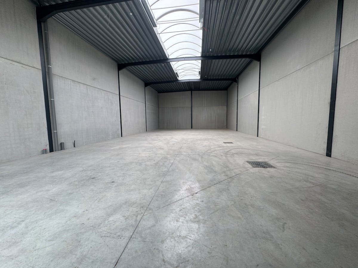Strategisch gelegen nieuwbouwloods (311 m²) te huur – Jabbeke - foto 3