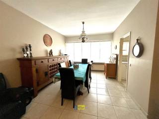 <p><span>Prima verzorgd gelijkvloers appartement met garagebox, gelegen net achter het gebouw, de ramen alsook de collectieve cv-ketel werden recent vernieuwd, </span><span>indeling</span><span> : inkomhal, woonkamer op tegelvloer van 28 m², basis, doch nette keuken, berging, apart toilet, 2 slaapkamers (9m² en 13m²), badkamer voorzien van een ligbad en wastafel, er is de mogelijkheid om achteraan buiten te zitten, de vaste kosten bedragen € 200 (incl. verwarming en waterverbruik), e-peil is C (net geen B &lt; 202), asbestveilig</span></p>