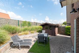 <strong>Oostduinkerke: Gerenoveerde vakantiewoning te koop.</strong><br /><br />In het rustige vakantiedomein Peerdehoek te Oostduinkerke staat een volledig gerenoveerde vakantiewoning met drie volwaardige slaapkamers te koop. De woning is instapklaar en perfect voor eigen gebruik of als investering. Het zonnige, zuidgerichte terras nodigt uit tot ontspannen genieten. Voor de woning bevindt zich een private staanplaats, wat zorgt voor extra gemak. Een unieke kans op zorgeloos vakantieplezier aan de Belgische kust.<br /><br /><strong>Indeling:</strong><br />Gelijkvloers: inkom, keuken, living, berging met toegang tot de tuin, slaapkamer, badkamer.<br />1ste verdieping: twee slaapkamers<br /><br /><strong>Troeven:</strong>
<ul><li>Gerenoveerd.</li><li>Drie slaapkamers.</li><li>Rustig gelegen.</li></ul>
Meer informatie? Contacteer Arne Dewitte via 058 53 37 40