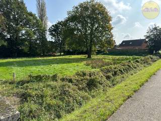 Projectgrond 6.456m² in het centrum van Vorst-Meerlaar. Perceel 0134M en 0135E.<br />Deze oost gerichte projectgrond is gelegen op de Geelsebaan, het aantal te bouwen wooneenheden is afhankelijk van bouwstijl en verdichting.<br /><br />Het perceel is gelegen in woongebied.<br />Oppervlakte volgens meting 64a 56ca.<br /><br /><br /> De percelen hebben volgens het overstromingsrapport een perceelscore D.<br /><br />Contacteer ons voor meer info op 014/84.83.69 of info@sublimmo.be<br /> 