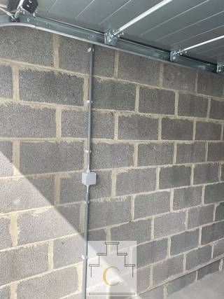 Garagebox met elektriciteit, vernieuwd dak en poort. 5 €/maand voor elektriciteit.