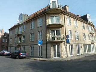 <p><strong>Te huur: appartement met 2 slaapkamers in het centrum van Waregem.</strong><br /><br />Dit appartement is gelegen in het hart van Waregem en op wandelafstand van de Markt, winkels en het openbaar vervoer.</p>
<p> </p>
<p><u><strong>Indeling:</strong></u></p>
<p>Het omvat een ruime inkomhal, toilet, leefruimte met aparte ingerichte keuken, alsook een wasberging, 2 slaapkamers, een badkamer met ligbad/douche, toilet en dubbele lavabo en kelderberging en fietsenstalling.</p>
<p>Er hoort <u>geen</u> garage bij dit appartement maar je kan wel een bewonerskaart aanvragen om gratis te parkeren.</p>
<p> </p>
<p><u><strong>Troeven:</strong></u></p>
<ul><li>Centrale ligging in Waregem</li><li>Lichtrijk appartement </li><li>leuk starters appartement</li><li>Nabij scholen, winkels, openbaar vervoer</li></ul>
<p> </p>
<p><strong>Is dit appartement iets voor jou? Contacteer ERA Bossuyt voor meer info of een bezoek - 056/61.10.10.</strong></p>