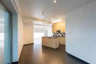 Het appartement maakt deel uit van de kleinschalige 'Residentie Iris.Via de inkomhal met vestiaire en gastentoilet kom je in de lichtrijke leefruimte...