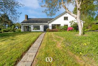 À la recherche d'une maison de location unique avec espace et tranquillité ? Cette maison charmante et particulièrement charmante dans la périphérie verdoyante de Ronse offre tout cela : authenticité, confort et un emplacement excellent. Une opportunité rare sur le marché de la location !<br /><br />Disposition :<br />-Rez-de-chaussée : En entrant, vous serez accueilli dans un hall d'entrée spacieux avec des toilettes pour les invités. À gauche se trouve le salon lumineux offrant une vue magnifique sur les environs. À droite du hall d'entrée, vous avez une salle à manger avec une cuisine attenante. Il y a encore 2 chambres spacieuses et une salle de bains au rez-de-chaussée. Pour la voiture, il y a un grand garage avec un espace de rangement à l'arrière.<br /><br />-1er étage : À l'étage, il y a encore 3 chambres à coucher.<br /><br />À l'extérieur, vous pourrez profiter d'un jardin agréable avec une terrasse, idéal pour se détendre dans un cadre verdoyant.<br /><br />Cette maison se distingue par son emplacement exceptionnel avec de magnifiques vues. Une offre rare pour ceux qui veulent louer avec style et confort dans un environnement calme mais facilement accessible.<br /><br />Souhaitez-vous planifier une visite ? Inscrivez-vous rapidement via le lien suivant. https://coorevits.mijnhuurprofiel.be/property/8c437410-e9ca-4ea0-8776-22d7841f61b5