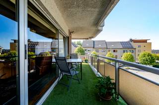 <p>Dès que tu franchis la porte, un sourire s’installe. Cet appartement de 60m² dégage immédiatement lumière et espace grâce à son vaste séjour, une pièce qui invite à la détente et aux moments conviviaux. Depuis le salon, tu accèdes directement à la première terrasse, parfaite pour savourer un café en toute tranquillité le matin. La cuisine s’intègre harmonieusement et rend le quotidien à la fois pratique et confortable.</p>
<p>La chambre, agréable et au calme, est l’endroit idéal pour bien commencer chaque journée. La salle de bain avec baignoire apporte cette touche supplémentaire de confort.</p>
<p>L’appartement dispose en plus de deux terrasses : idéales pour profiter du soleil couchant ou recevoir des amis dans une ambiance détendue. Une cave privée complète le tout, parfaite pour du rangement supplémentaire ou comme atout pratique au quotidien.</p>
<p>Situé à Ganshoren, il allie calme et accessibilité, avec commerces, transports en commun et espaces verts à proximité. Après une petite remise au goût du jour, cet appartement peut devenir ton chez-toi idéal. Contacte Luisa Simonian au 0498 88 81 70 ou luisa.simonian@living-stone.be. À très bientôt.</p>