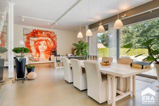 <p>Ontdek deze prachtige lichtrijke villa, gebouwd in 2007, waar ruimte, comfort en moderne technologie hand in hand gaan. Dankzij de gunstige ligging geniet u van rust en een vrij uitzicht op groen, terwijl winkels, scholen en belangrijke invalswegen toch vlakbij liggen.</p>
<p>De leefruimte met gezellige open haard en vloerverwarming vormt het hart van het huis en sluit naadloos aan bij de volledig ingerichte keuken. Alle verlichting is stijlvol ingebouwd.</p>
<p>Deze woning is volledig instapklaar en werd uitgerust met tal van hedendaagse voorzieningen met o.a. domoticasysteem, airconditioning en warmtepomp, 30 zonnepanelen en screens voor alle ramen. </p>
<p><strong>Troeven:</strong></p>
<ul><li>Gunstig EPC B-label (121 kWh/m²)</li><li>Elektriciteit is conform</li><li>Domoticasysteem, persoonlijk instelbaar en vanop afstand bedienbaar</li><li>Airconditioning en warmtepomp (30 zonnepanelen)</li><li>Volledige kelderverdieping</li><li>Inpandige garage voor 2 auto’s</li><li>Mogelijkheid tot 4/5 slaapkamers</li><li>2 badkamers</li><li>Noordgerichte tuin + zuidgerichte tuin met zwemvijver</li></ul>
<p><strong>Indeling:</strong></p>
<ul><li>Gelijkvloers: Inkomhal; toilet; leefruimte + zithoek (112 m²); keuken (23 m²); berging; inpandige garage voor 2 auto’s.</li><li>Verdieping: slaapkamer 1 (20 m²) met aparte dressing; badkamer 1 (13,5 m²); slaapkamer 2 (13,5 m²); badkamer 2 (4 m²); slaapkamer 3 (40 m²); apart toilet; slaapkamer 4 (25 m²)</li><li>Kelder</li></ul>
<p>Interesse? Contacteer ons vandaag nog voor een bezoek en ervaar de unieke woonbeleving in deze woning!</p>