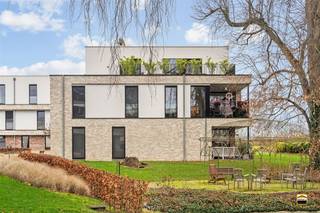 Luxe gelijkvloers appartement (130 m²) met terras in Domein Bloesempark Borgloon In het exclusieve en afgesloten Domein Bloesempark bevindt zich dit...