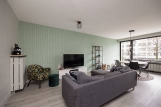 <h3>Instapklaar 2-slaapkamer appartement met lift en garage te koop in Merksem</h3>
<p>Op zoek naar een <strong>instapklaar appartement te koop in Merksem met 2 slaapkamers, lift en garage</strong>? Dit <strong>volledig gerenoveerde appartement (2021)</strong> op de eerste verdieping combineert modern wooncomfort met een <strong>centrale en vlot bereikbare ligging</strong> nabij winkels, scholen, openbaar vervoer en belangrijke invalswegen.</p>
<p>Dankzij de aanwezigheid van een <strong>lift</strong> is dit appartement ideaal voor zowel <strong>eigen bewoning als investering</strong>.</p>
<h2>Indeling</h2>
<p>Via de inkomhal komt u in de <strong>ruime en lichtrijke leefruimte</strong> met grote raampartijen die zorgen voor een aangename lichtinval en een open gevoel.</p>
<h2>Moderne keuken</h2>
<p>De <strong>volledig uitgeruste keuken</strong> beschikt over:</p>
<ul>
<li>vaatwasser</li>
<li>koelkast</li>
<li>combi-oven</li>
<li>inductiekookplaat</li>
<li>dampkap</li>
<li>spoelbak</li>
</ul>
<p>De praktische indeling en opbergruimte zorgen voor optimaal comfort.</p>
<h2>Badkamer en toilet</h2>
<ul>
<li>Badkamer met douche en lavabo</li>
<li>Aansluiting voor wasmachine</li>
<li>Apart gastentoilet met handwasbak</li>
</ul>
<h2>2 slaapkamers</h2>
<ul>
<li>Slaapkamer 1: ca. 14 m²</li>
<li>Slaapkamer 2: ca. 8 m² met toegang tot terras</li>
</ul>
<h2>Extra troeven</h2>
<ul>
<li>Aparte berging met maatkasten</li>
<li>PVC-ramen met hoogrendementsglas</li>
<li>Elektrische rolluiken achteraan</li>
<li>Lift aanwezig</li>
</ul>
<h2>Garagebox</h2>
<p>Afgesloten garagebox met elektrische sectionaalpoort<br />💰 Optioneel aan te kopen: € 25.000</p>
<h2>Kosten</h2>
<p>Maandelijkse gemeenschappelijke kosten: € 230<br />(Inclusief verwarming, water, syndicus, onderhoud, afvalbeheer en lift)</p>
<h2>Samengevat</h2>
<p>✔ Instapklaar appartement in Merksem<br />✔ 2 slaapkamers<br />✔ Lift aanwezig<br />✔ Mogelijkheid tot aankoop garage<br />✔ Ideaal als investering of eerste woning</p>
<p>📞 Interesse in dit appartement te koop in Merksem?<br />Contacteer ons via 03 535 12 75 voor een bezoek.</p>
<p><strong>BEWOONBARE OPPERVLAKTE:</strong> De vermelde “bewoonbare oppervlakte” is gebaseerd op de “bruikbare vloeroppervlakte” zoals vermeld in het EPC.</p>