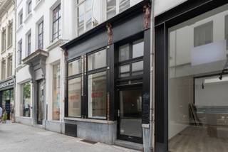 Deze instapklare winkel is gelegen in de populaire winkelwandelstraatjes van de 'Wilde Zee'. Het gelijkvloers is +/-50m² en de bovenliggende verdiepingen kunnen dienen als stockage ruimte.<br />Vlakbij "Désiré de Lille", "MAC", "Pierre Marcolini", "Kiehl's", "Oil &amp; Vinegar" e.a.