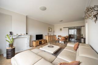 <strong>Rustig en lichtrijk 2-slaapkamerappartement met EPC A</strong><br /><br />Rustig en licht wonen op wandelafstand van alles in de stad — vijf hoog aan het oude Justitiepaleis.<br /><br />Dit verzorgde en instapklare appartement bevindt zich op de vijfde verdieping en combineert een aangename lichtinval met een rustige ligging en alle comfort voor dagelijks wonen.<br /><br />De locatie is bijzonder praktisch: winkels, gezellige horeca, openbaar vervoer en tal van voorzieningen bevinden zich op wandelafstand. Tegelijk geniet u dankzij de hogere verdieping en de rustige ligging van een aangename woonomgeving midden in de stad.<br /><br />Bij het binnenkomen komt u terecht in de inkomhal met praktische vestiairekasten en een apart gastentoilet. De lichtrijke leefruimte met authentieke blokjesparket vormt het hart van het appartement. De grote raampartijen zorgen voor veel natuurlijk licht en versterken het open gevoel.<br /><br />Aansluitend bevindt zich de volledig geïnstalleerde keuken, voorzien van alle nodige toestellen en hedendaags comfort. Vanuit de keuken heeft u toegang tot een gezellig balkon.<br /><br />Aan de achterzijde bevinden zich twee volwaardige slaapkamers, rustig gelegen en ideaal voor een goede nachtrust. Eén van de slaapkamers geeft rechtstreeks uit op een aangenaam terras. De hoofdslaapkamer is bovendien voorzien van praktische rolluiken.<br /><br />De moderne badkamer beschikt over een ruime inloopdouche en een stijlvol lavabomeubel. Daarnaast is er een privatieve kelderberging inbegrepen, ideaal voor extra opslagruimte.<br /><br />Een belangrijke troef van het appartement is het uitstekende EPC-label A. In combinatie met de reeds vernieuwde ramen zorgt dit voor een energiezuinige en comfortabele woonomgeving.<br /><br />De huurprijs bedraagt €1.150 per maand. Daarnaast wordt een provisie van €200 per maand aangerekend, waarin het individuele verbruik van water en verwarming én de gemeenschappelijke kosten reeds zijn inbegrepen. Dankzij het gunstige EPC A-label en de inbegrepen verwarming geniet u bovendien van een energiezuinig appartement zonder dat u zelf een afzonderlijk verwarmingscontract hoeft af te sluiten.<br /><br />Een aangenaam appartement voor wie op zoek is naar licht, rust en energiezuinig wooncomfort op een centrale locatie in Antwerpen.<br /><br />Interesse? Contacteer Xander via xander@reds.be voor meer informatie of het plannen van een bezoek.<br /><br />ENKEL BEZOEKEN MOGELIJK DOOR ONDERSTAANDE LINK VOLLEDIG EN CORRECT IN TE VULLEN:<br />https://mijnhuurprofiel.be/whise/7807032?subdomain=reds