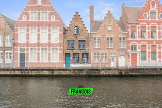 Deze zorgvuldig gerenoveerde trapgevelwoning ligt aan de Sint-Annarei in het historische centrum van Brugge.Het pand verenigt authentieke charme met...