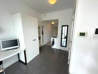 0PGELET ALLEEN VOOR STUDENTEN GEEN DOMICILIE MOGELIJK !!!!Mooie lichtrijke studio (30 m²) met terras op de 5e verd van de  Parktoren, Ellermanstraat 61 Antwerpen. Het gebouw is voorzien van toegang met badge systeem, camerabewaking en voldoet aan de hoogste normen qua brandveiligheid. Het gebouw is gelegen naast de campus AP-Hogeschool en in de nabijheid van verschillende andere campussen. Het is gelegen in een mooi park en bevindt zich op wandelafstand van het trendy 'Eilandje', het historisch stadcentrum en de studentenbuurt rond de Paardenmarkt. Bij de studio hoort ook nog een ruime kelderberging op niveau -2 (B129) en 2 genummerde fietsenhaken (191 en 192) in de fietsenstalling op niveau -1.
Indeling van de studio: Moderne open keuken met koelkast, elektrische kookplaat, oven en afzuigkap. Badkamer met toilet, douchecabine schuifdeur en lavabo met spiegelkast
 Leefruimte met bureautafel en ladenblok, kledingkast, wandrek, open ladenblok, kapstok en relaxfauteuil- Slaaphoek met eenpersoonsbed en nachtkastje (nieuw matras en kussen)
 Plaats voor wasmachine in bergruimte (hangt ook waterboiler)7 m2 buitenterras voorzien van strakke witte windschermen in veiligheidsglas
Troeven: Veel lichtinval Energiezuinig (EPC label A)Volledig gestoffeerd en bemeubeld en voorzien van TV, Senseo, blender, servies, bestek, potten/pannen
 Ruimtelijk gevoel door hoge plafonds Schitterend uitzicht over skyline Antwerpen. Vlak naast AP Hogeschool Vlakbij campussen van universiteit en andere hogescholen
Op wandelafstand van Het Eilandje Vlak naast Park Spoor Noord Openbaar vervoer op wandelafstand- Vlot toegankelijk vanaf de Antwerpse ring
· Domiciliering op dit adres niet mogelijk (alleen studenten).De huurder is verplicht om zijn huurdersaansprakelijkheid en zijn inboedel te verzekeren
 Huurprijs per maand € 675,00 (inclusief onderhoud gebouw, liften en schoonmaak algemene ruimten)
Provisie per maand € 115,00 (voorschot verwarming, elektriciteit, water en wifi) BESCHIKBAAR 1 JUNI 