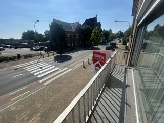 <strong>Ruime woning met uitweg en grote garage.<br /><br />Indeling</strong><br />gelijkvloers: inkomhal, ruime garage(3 auto's na elkaar), bergruime<br />eerste verdiep: leefruimte, eetplaats, keuken en veranda<br />tweede verdiep: 3 slaapkamers, badkamer en ruime zolder(2 slaapkamers mogelijk)<br /><br /><strong>Troeven:</strong>
<ul><li>uitweg achteraan</li><li>zeer ruime garage</li><li>zolder met uitbereidingsmogelijkheid</li><li>epc D</li><li>veranda met zonnewering</li><li>videofoon</li></ul>