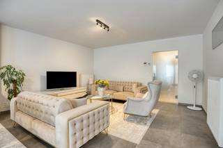 Appartement spacieux (112m²) à vendre à Ypres avec 3 pièces. Situé à Plumerlaan 89 à distance de marche du centre. Immeuble et appartement entièrement rénovés en 2020. Achat de garage possible !<br /><br />Appartement récemment rénové et prêt à emménager à vendre dans la résidence « Meidoorn » à Ypres. Les belles vues depuis le 5ème étage et l'emplacement proche de la verdure sont des atouts absolus. L'appartement dispose de 3 chambres, d'une terrasse et il est possible d'acheter un spacieux garage de plain-pied. <br /><br />La résidence « Meidoorn » a été entièrement rénovée et achevée en 2021. Le bâtiment dispose donc des dernières techniques et d'un tout nouveau look. <br /><br />MISE EN PAGE : <br />Étage -1 : Rangement privé au sous-sol. <br /><br />Rez-de-chaussée : Hall d'entrée avec ascenseur - Garage à vélos commun. <br /><br />Étage +5 : Hall d'entrée avec toilettes séparées - Vaste espace de vie (35 m²) avec cuisine ouverte avec îlot de cuisine (11 m²) avec tout le confort moderne - Local technique/rangement - Chambre 1 (14 m²) avec accès à la terrasse avec vue sur la verdure - Chambre 2 (14 m²) - Chambre 3 (8 m²) <br /><br />Possibilité d'acheter un box de garage séparé et très spacieux. <br /><br />GÉNÉRAL : <br />- Une étiquette EPC A ! <br />- 3 chambres <br />- Rénovation totale en 2021<br />- Possibilité d'acheter un beau garage spacieux à l'arrière du bâtiment. <br />- Actuellement loué. <br /><br />Registre des mesures: non