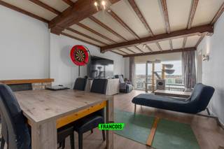 Op de Franchommelaan, een felbegeerde locatie in Blankenberge, treffen we dit ruim en uiterst lichtrijk appartement aan. Het appartement is gelegen op de 8ste verdieping, wat resulteert in een prachtig verzicht. Horeca, winkels en openbaar vervoer zijn gelegen op wandelafstand. <br /><br />Dit ruim twee slaapkamer appartement is op de 8ste verdieping gelegen van de residentie San Marco. Men komt binnen via de ruime inkomhal van het appartement die op zijn beurt rechtstreeks toegang geeft tot de opvallend aangename woonkamer met een balkon en een prachtig uitzicht op de mini-golf, jachthaven en hinterland. Aansluitend aan de woonkamer treft met de keukenruimte met berging. <br /><br />Verder is er een een apart toilet en een badkamer voorzien van enkele wastafel met ligbad en douchefunctie. <br /><br />Aan de achterzijde van het appartement bevinden zich 2 aangename slaapkamers (één grote en één iets kleinere). De kleinste kamer heeft toegang tot het terras achteraan die voorzien is van een handige berging. <br /><br />Het appartement wordt verwarmd door middel van centrale verwarming op aardgas en beschikt over dubbele beglazing. <br /><br />Hoewel dit appartement momenteel een renovatie of opfrissing vereist, biedt het een unieke kans om een droomwoning te creëren op een van de meest begeerde locaties van Blankenberge. Grijp deze kans om uw eigen stempel te drukken op dit pareltje aan de Belgische kust.<br /><br />Indien u een voorkeur geeft aan een andere verdieping, aarzel dan zeker niet om meer informatie te vragen. We kunnen in dit gebouw elke verdieping aanbieden in aankoop.<br /><br />Voor meer informatie of bezoek, neem gerust contact met ons op. Wij staan klaar om u te begeleiden bij deze unieke vastgoedervaring.<br /><br />Aarzel niet en leg nu uw afspraak vast!<br /><br />