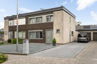 Instapklare woning met drie slaapkamers, garage en zonnepanelen.Indeling en omschrijving:U betreedt de woning via de inkomhal, waar zich de trap naar...