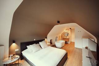 Ontdek dit prachtig gerenoveerde appartement in het hart van Sint-Truiden. Dit appartement uit 2006, werd reeds volledig gerenoveerd met hoogwaardige materialen en modern design, en biedt alle comfort en elegantie die u zich kunt wensen. Gelegen in de rustige Lepelstraat, op wandelafstand van scholen, winkels, het zwembad en openbaar vervoer, bevindt deze duplex zich op slechts 7 minuten wandelen van de gezellige Grote Markt, wat zorgt voor een levendige en gemakkelijke leefomgeving. Kortom, de ideale uitvalsbasis.<br /><br />Met een bewoonbare oppervlakte van 114m<sup>2</sup> en twee gezellige, inpandige terrassen, is dit duplex-appartement met drie slaapkamers de ideale starterswoonst in een stedelijke omgeving.<br /><br />We betreden het appartement via de gemeenschappelijke trappenhal aan de buitenzijde van het complex. We worden er verwelkomd via het eerste open terras. De inkomhal vormt de connectie tussen de ruime leefruimte met open keuken, het gastentoilet en de wasplaats/berging met alle nuttige voorzieningen voor wasmachine en droogkast alsook de CV-ketel. De leefruimte is ingericht met een gezellige zithoek en een leuke eetkamer. De grote VELUX-partijen en het schuifraam naar het inpandig terras zorgen voor heel wat natuurlijke lichtinval. Aansluitend aan de eetkamer vinden we een volledig ingericht keuken waarin alle toestellen voorzien zijn zoals een heteluchtoven, een afwasmachine, een dampkap, een inductiekookplaat, alsook een geïntegreerde spoelbak. Het overdekt terras geniet van een wijd uitzicht over de Truiense stadstuintjes.<br /><br />Via de naastliggende hal komen we terecht in het nachtgedeelte. Dit gedeelte bestaat op de gelijkvloerse verdieping van het appartement uit twee kinderkamers, momenteel ingericht als dressing en bureel, alsook een badkamer met lavabomeubel en inloopdouche. De houten trap brengt ons naar de masterbedroom. Voorzien van een apart toilet en een geïntegreerde badkamer met vrijstaand ligbad en lavabo, is dit de ideale plaats om 's morgens wakker te worden. Via het inpandig balkon genieten we 's winters van de ochtendzon die binnenvalt.<br /><br />Het appartementsgebouw beschikt over een gemeenschappelijke fietsenberging.<br /><br />Op zoek naar de ideale starterswoonst, instapklaar en vlakbij alle voorzieningen? Aarzel dan niet en bel ons snel op 011 70 70 19.