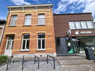 IN OPTIE<br /><br />Te koop: instapklaar appartement in hartje Kalmthout!<br /><br />Het appartement beschikt over twee volwaardige slaapkamers, een lichtrijke leefruimte met toegang tot een ruim aangenaam terras met uitzicht op weilanden. <br /><br />Verder is er een volledig uitgeruste keuken voorzien van elektrisch kookvuur, vaatwasser en ijskast met vriesvak.<br />De badkamer is voorzien van ligbad met douchemogelijkheid en dubbel wandmeubel. Het appartement beschikt over een apart gastentoilet. <br /><br />Het appartement beschikt over een handige berging met aansluiting voor wasmachine en droogkast.<br /><br />Inclusief:<br />- private garagebox achteraan <br />- op wandelafstand van winkels, scholen en openbaar vervoer<br />- automatische zonneluifel<br />- lift<br /><br />Indien interesse of meer info gewenst:<br />0471/35.33.63<br />