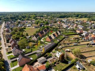 <strong> Loten 7-8-14 GERESERVEERD - IN OPTIE <br /><br />Ontdek Residentie HELIOS, een stijlvol nieuwbouwproject te hartje Eindhout, in een groene- en autoluwe omgeving. </strong><br /><br />Dit project wordt gerealiseerd aan de “Zonneheem”. Deze weg vormt een nieuwe doorsteek tussen de Gemeenteheidestraat en de Molenstraat. Hier wordt zelfs geen doorgaand verkeerd toegestaan. <br /><br />In vlotte verbinding naar winkels, horeca, dorpsvoorzieningen, op- en afrit E313, is het hier genieten van comfortabel wonen met alles vlakbij. <br /><br />Het project omvat <strong>16 energiezuinige woningen</strong>, allen voorzien van 3 slaapkamers, open of halfopen bebouwd. De badkamers zijn voorzien van zowel douche als een ligbad, een afgewerkte private tuin inclusief tuinhuis, een (berg)zolder, en elke woning beschikt over een (eigen) carport of inpandige garage.<br /><br />De percelen hebben oppervlaktes die variëren van 205m² tot 506m².<br /><br />Dankzij de hoogwaardige afwerking, veel lichtinval, E-peil <E10, zonnepanelen, warmtepompen, vloerverwarming is residentie Helios helemaal klaar voor de toekomst. <br /><br />De centrale ligging combineert dorpsgezelligheid met vlotte verbindingen én natuur in de onmiddellijke omgeving.<br /><br />Helios: centraal, duurzaam en zorgeloos wonen te Eindhout.