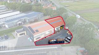 Dit praktisch en veelzijdig <strong>magazijn</strong> is gelegen in de Hanzestraat 22 te <strong>Blankenberge</strong> en beschikt over een totale binnenoppervlakte van +/- 332 m², aangevuld met een ruime <strong>verharde buitenruimte</strong> van +/- 210 m². De combinatie van magazijnruimte en buitenruimte maakt dit pand bijzonder geschikt voor opslag, logistieke activiteiten of ambachtelijke bedrijvigheid.<br /><br />De loods beschikt over een inpandige bureauruimte, toilet, douche en wasruimte met bovenliggende mezzanine. De toegang tot het magazijn gebeurt via een ruime toegangspoort van (5 m B x 4 m H). De aansluitende verharde buitenruimte van +/- 210 m² biedt bijkomende mogelijkheden voor parking, stockage of het stallen van voertuigen en materiaal. Verder zijn er 2 nooduitgangen voorzien.<br /><br /><strong>Strategisch gelegen met een vlotte bereikbaarheid richting Brugge, Zeebrugge en de A11</strong>, vormt dit een interessante locatie voor ondernemers die op zoek zijn naar een functionele bedrijfsruimte met ruime buitenruimte.<br /><br />Contacteer <strong>PANORAMA B2B </strong>voor bijkomende inlichtingen, plannen of een vrijblijvend plaatsbezoek <strong>0479 70 70 73</strong>.