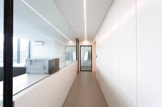 Bent u op zoek naar een moderne lichtrijke kantoorruimte met vergaderzaal ter beschikking? Zoek dan niet verder!Het kantoorgebouw in de...