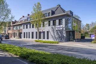 Op een centrale ligging te Izegem bevindt zich dit modern, lichtrijk en duurzaam kantoorgebouw te koop met een nuttige oppervlakte van ca. 796m²...
