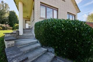 In een rustige, residentiële straat met een prachtig uitzicht op weiden en velden bevindt zich deze charmante, klassiek gebouwde villa op een perceel van meer dan 7 are 08 ca. Opgetrokken in 1976 met duurzame materialen en door de jaren heen zorgvuldig onderhouden, biedt deze woning een bewoonbare oppervlakte van ruim 284 m².<br />De gelijkvloerse verdieping verwelkomt u met een royale inkomhal met gastentoilet en vestiaire, gevolgd door een lichtrijke leefruimte met salon en eetplaats. Aansluitend bevindt zich een volledig ingerichte keuken, allemaal met uitzicht op de mooie, groene tuin in alle rust en privacy. Op hetzelfde niveau vindt u tevens twee ruime slaapkamers en een badkamer. De eerste verdieping, bereikbaar via een uitschuifbare trap, werd ingericht met twee bijkomende slaapkamers. De deels ondergrondse verdieping biedt een garage met automatische poort en verschillende praktische berg- en hobbyruimtes. Dankzij de rustige ligging en de uitstekende verbindingen in de buurt van scholen en winkels, geniet u hier van het beste van twee werelden: volledige rust met alle comfort binnen handbereik.<br />Voor meer informatie of een bezoek ter plaatse kan u terecht op 02/569 99 99.