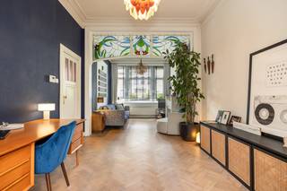 Située dans l’une des plus belles rues du quartier, cette exceptionnelle maison bourgeoise allie parfaitement le charme de l’authenticité au confort de vie contemporain. La propriété séduit par ses hauts plafonds, ses sols d’origine, ses magnifiques vitraux et de nombreux détails d’époque soigneusement préservés. Au fil des années, elle a bénéficié de rénovations de qualité tant sur le plan esthétique qu’énergétique, faisant aujourd’hui de cette demeure une maison familiale prête à emménager.<br /><br />Dès l’entrée, le hall majestueux vous mène vers un chaleureux espace de vie agrémenté d’un élégant parquet en chevrons et d’une cheminée conviviale. Dans le prolongement se trouve la salle à manger, qui s’ouvre harmonieusement sur une belle cuisine ouverte, véritable cœur de la maison. Le rez-de-chaussée comprend également une buanderie pratique ainsi qu’un WC invités.<br />À l’arrière, un espace polyvalent doté d’un élégant sol coulé bénéficie d’une connexion exceptionnelle avec le jardin grâce à une large baie vitrée coulissante sur toute la largeur de la pièce, créant ainsi un environnement de vie lumineux et agréable.<br /><br />Au demi-palier se trouve la salle de bains entièrement équipée, comprenant une baignoire, une douche et un meuble double vasque.<br />La vaste chambre parentale de pas moins de 25 m² dégage une atmosphère de calme et de confort. Sa moquette douce et sa banquette sur mesure renforcent le caractère chaleureux de la pièce. La maison dispose en outre de trois autres chambres spacieuses et parfaitement aménageables. La grande chambre située à l’avant bénéficie également d’un charmant balcon romantique.<br />Avec ses quatre chambres de belles dimensions, ses généreux espaces de vie et son agencement bien pensé, cette propriété offre tout le confort nécessaire à une famille à la recherche d’espace et de caractère. Une grande cave d’environ 45 m² complète l’ensemble et offre un vaste espace de rangement.<br /><br />Atouts :<br />• Authentique maison bourgeoise avec hauts plafonds, vitraux et sols d’origine<br />• Rénovation de qualité alliant confort moderne et performance énergétique<br />• Installation électrique conforme aux normes en vigueur<br />• Spacieux séjour avec parquet en chevrons et cheminée chaleureuse<br />• Quatre chambres de belles dimensions, dont une suite parentale de 25 m²<br />• Jardin agréable et balcon plein de charme<br />• Salle de bains entièrement équipée avec baignoire, douche et double vasque<br />• Grande cave d’environ 45 m²<br /><br />Une combinaison unique d’authenticité, d’espace et de confort contemporain dans un emplacement particulièrement recherché.<br /><br />La visite vidéo, le plan de la maison, le certificat PEB, le rapport de contrôle électrique et l’inventaire amiante sont déjà consultables sur le site Wellimmo, dans la rubrique « Documents ».<br />📩 Plus d’informations ou pour organiser une visite : info@wellimmo.net<br />📞 03/225 00 68
