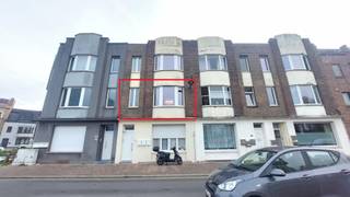 Dit instapklaar appartement is centraal gelegen op de Vuurtorenwijk te Oostende in een <br />kleine residentie met 3 entiteiten, direct nabij openbaar vervoer, spuikom, zee en strand.<br /><br />Op de 1ste verdieping van het gebouw. Geen lift aanwezig.<br />Geen syndicus  dus geen algemene kosten.<br /><br />Het appartement wordt gemeubeld verhuurd.<br /><br />Voorzien met privatieve voordeur.  Woonkamer met salon - voorzien met 2 lederen zetels, salontafel en tv kast.<br />Een balkon aan de woonkamer.<br />Vooraan 1 ruime slaapkamer met 2 persoonsbed + kleerkast + bureautje<br />en aanpalende de tweede kamer ( door kamer 1 naar kamer 2 ) kamer 2  met 1 persoonsbed <br /> <br />Achteraan met een ingerichte keuken en eetplaats met tafel en bijhorende stoelen +  huisraad. <br /><br />Badkamer met inloopdouche en dubbel lavabomeubel en een apart toilet.<br /><br />Een grote kelderruimte voorzien met wasplaats en wasmachine en droogkast aanwezig.<br /><br />Centrale verwarming met aardgas en individuele ketel en overal pvc ramen met dubbel glas.<br /><br />Geschikt voor een koppel of gezin met 1 kindje.<br />Vast inkomen is een vereiste van de eigenaar.<br /><br />Huurprijs 875 euro per maand.<br />Onmiddellijk beschikbaar.<br /><br />Bezoeken mogelijk na afspraak met kantoor<br /><br /><br /> 