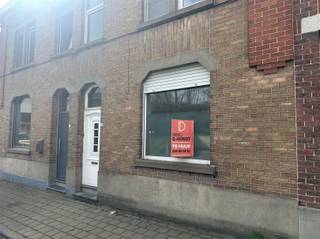 <p>Gesloten bebouwing te huur in centrum Bevere.</p><p>Deze knusse woning omvat : Inkom, toilet, gezellige living met eetplaats, keuken, badkamer ,3 slaapkamers en tuin.<br />De woning is gelegen in het centrum van Bevere, nabij winkels, scholen, N60 Ronse-Gent, station Oudenaarde en recreatiedomein Den Donk.</p><p>Interesse?<br /><br />Vraag uw bezoek reeds aan via onze website www.immodhondt.be  </p>