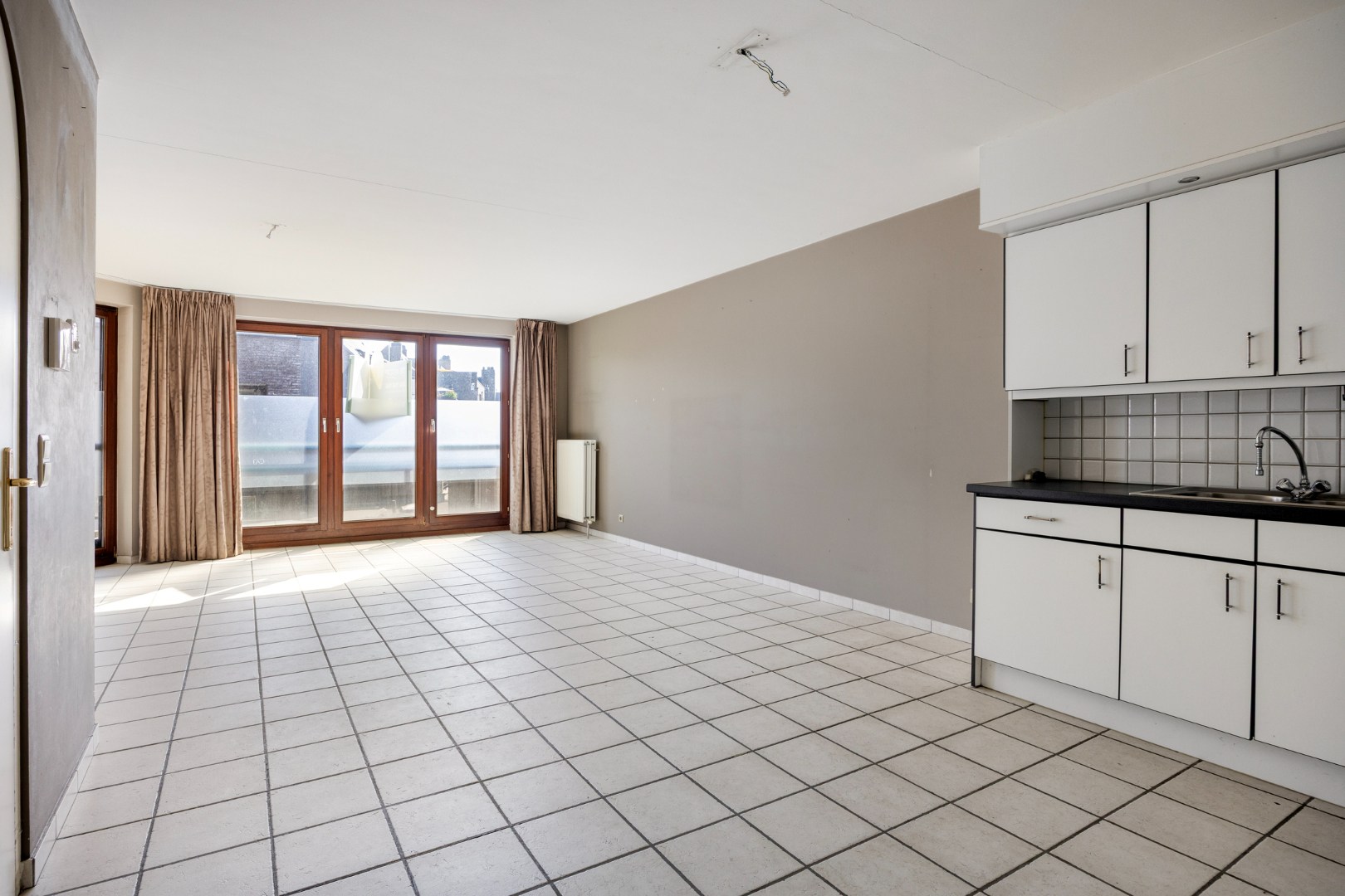 Appartement met 2 SLPKS en garage op gunstige locatie in het centrum. - foto 5