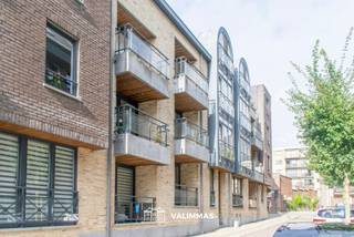 VALIMMAS verhuurt in het centrum van Asse dit instapklare en energiezuinig appartement met 2 terrassen....
Gelegen op de eerste verdieping (met lift) in een hedendaags en kleinschalig gebouw, omvattende een inkomhal, een toilet, een living, een terras vooraan, een open ingerichte keuken, een berging/wasplaats, een badkamer met douche, twee slaapkamers en een terras achteraan. Er is teven een kelder en een gemeenschappelijke fietsenstalling ter beschikking.
Rustig gelegen in een éénrichtingsstraat in het volle centrum van Asse, in de directe nabijheid van winkels, scholen, Markt, park Waalborre, …. Bushalte en station op wandelafstand. Parkeerstrook in de straat (parkeerkaart bewoners ± € 30/jaar). Gratis ruime parking "Boekfos" vlakbij. Uitstekende Mobiscore = 9,0/10.
+++++++++++
Bezoekmoment inplannen? Dat kan eenvoudig via onze website www.valimmas.be. Klik vervolgens op de blauwe knop "BEZOEK DIT PAND" bij het pand van je keuze. Let op: afspraken maken kan enkel nog online.
+++++++++++
