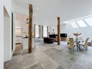 <p><span>Prachtig gerenoveerde karakterwoning op toplocatie</span></p><p><span>Deze unieke woning werd met veel zorg gerenoveerd met authentieke, kwalitatieve materialen, waarbij historische charme en hedendaags wooncomfort perfect samengaan. De stijlvolle afwerking en idyllische sfeer maken van deze eigendom een bijzonder geheel.</span></p><p><span>Gelijkvloers:</span><span><br />Ruime inkomhal met toegang tot de gezellige leefruimte, kwalitatieve open keuken met ingebouwde toestellen, praktische wasplaats/berging en apart gastentoilet.</span></p><p><span>Eerste verdieping:</span><span><br />Ruime open master suite met slaapgedeelte, ingebouwde dressing en een luxueuze badkamer met ligbad, douche, dubbele lavabo en toilet. Aansluitend bevindt zich een zongericht terras.</span></p><p><span>Troeven:</span></p><ul><li><span>Authentieke renovatie met kwalitatieve materialen</span></li><li><span>Luxueuze afwerking</span></li><li><span>Gunstig EPC</span></li><li><span>Conforme elektrische installatie</span></li><li><span>Asbestveilig</span></li><li><span>Toplocatie!</span></li></ul>