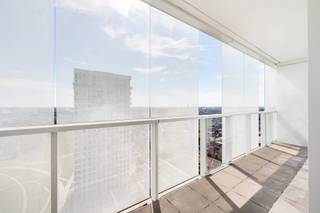 <span><span>Quares - TREVI Groep presenteert:<br />Indeling:<br /></span></span>
<p>Dit lichtrijke éénslaapkamerappartement bevindt zich op de 15de verdieping van een residentie met 20 verdiepingen en biedt een bewoonbare oppervlakte van 59 m². Dankzij de hoge ligging geniet u van een aangenaam open uitzicht en een overvloed aan natuurlijke lichtinval. Het gebouw/appartement is toegankelijk voor mindervaliden en beschikt over een functionele indeling met een leefruimte, een aparte slaapkamer, een badkamer, een keuken en wasruimte/bergruimte. Vanuit de leefruimte heeft u toegang tot het terras van 10 m², waar u in alle rust kunt genieten van de buitenruimte. De parketvloer zorgt voor een warme en tijdloze uitstraling. Verder scoort het appartement uitstekend op vlak van energiezuinigheid met een EPC-label A en is de elektriciteitsinstallatie conform de huidige regelgeving. Het pand bevindt zich in een verzorgde residentie en biedt een uitstekende basis om op te frissen. <strong>Een autostaanplaats dient verplicht mee aangekocht te worden aan € 25.000.</strong> Aparte kelderberging en fietsenstalling aanwezig.</p>
<p></p>
<p><span>Omgeving:</span></p>
<p>Het appartement geniet van een gunstige ligging met een vlotte bereikbaarheid en alle dagelijkse voorzieningen binnen handbereik. Winkels, supermarkten, openbaar vervoer, scholen en recreatiemogelijkheden bevinden zich in de nabije omgeving, wat zorgt voor een comfortabel en praktisch wooncomfort. Dankzij de centrale ligging combineert u het gemak van stedelijke voorzieningen met een aangename woonomgeving. Bovendien biedt de hogere verdieping een gevoel van rust en privacy, terwijl u toch dicht bij alle faciliteiten bent die het dagelijks leven aangenaam maken.</p>