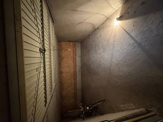 Deze dubbele binnengarage met een oppervlakte van 26,42 m² biedt een praktische en veelzijdige parkeer- en bergruimte. De garage is geschikt voor...