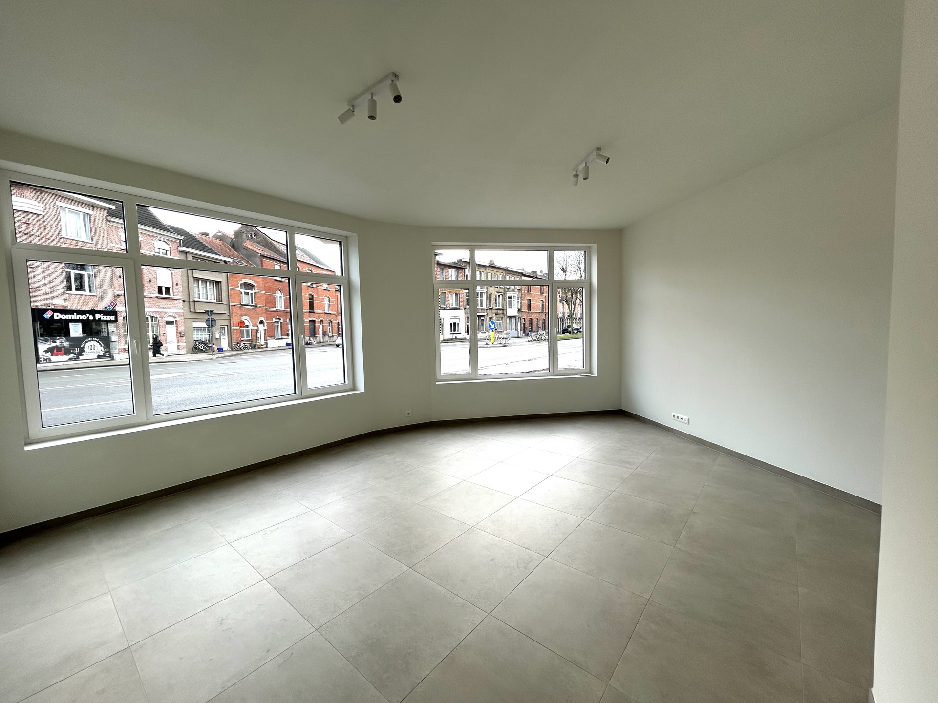 Instapklaar kleinschalig gebouw met één studio en drie één-slpkappartementen - foto 3