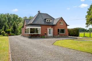 Rustig wonen in het groen met een uitstekende bereikbaarheid.<br /><br />Op zoek naar een villa met karakter, ruimte en een uitzonderlijke ligging? Deze charmante woning in Elewijt bevindt zich in een rustige straat op een perceel van 6a 43ca, volledig omringd door groen en uitgestrekt agrarisch gebied. Hier geniet u dagelijks van rust, privacy en een prachtig open uitzicht.<br /><br />De villa werd gebouwd in 1962 en werd sinds 2015 stapsgewijs vernieuwd. Hierdoor vormt ze een ideale basis voor wie op zoek is naar een woning met nog verschillende mogelijkheden om ze volledig naar eigen smaak af te werken. Met enkele opfrissingswerken en energetische ingrepen kan deze eigendom uitgroeien tot een unieke, hedendaagse gezinsvilla op een toplocatie.<br /><br />Op de gelijkvloerse verdieping bevinden zich een ruime inkomhal, de leefruimte, de keuken, de bijkeuken, de technische ruimte, evenals één slaapkamer en een ruime badkamer. De eerste verdieping bestaat momenteel uit één grote open ruimte, maar kan eenvoudig worden ingericht als drie aparte slaapkamers.<br /><br />Zoals geïllustreerd op de foto's, zijn de bijgebouwen en het perceel achteraan niet inbegrepen.<br /><br />Voor meer informatie of een bezoek kunt u ons steeds contacteren op het nummer 015/21.21.21 of via olivier.lievens@imovastgoed.be.<br />Vraagt u zich af wat uw eigen woning waard is? Neem dan gerust contact op voor een gratis waardebepaling.